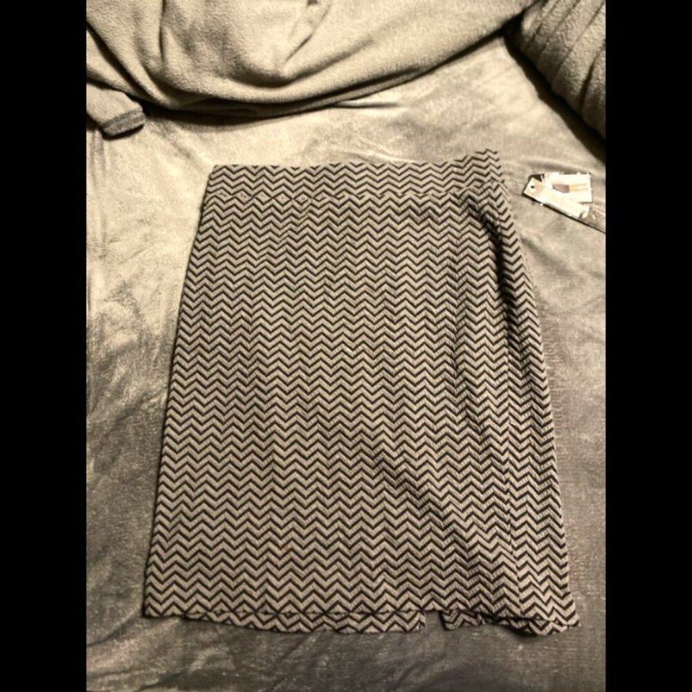 Nicole Miller Gray and Black Zig Zag Medium Pencil Skirt with Slit